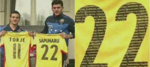 gest-superb-al-romanilor-din-italia-ce-mesaj-pentru-victimele-din-colectiv-va-fi-afisat-pe-toata-peluza_4_size61